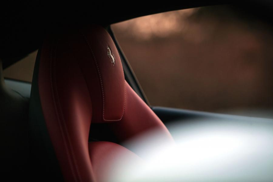 Детали интерьера Ferrari 488 GTB 2015 года  (NA) (фото 18 из 42)